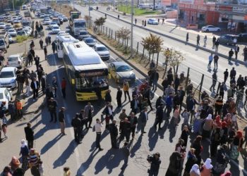 Elektriği kesilen mahalleli yolu trafiğe kapattı