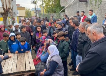 Elektriği kesilen mahalleye ziyaret