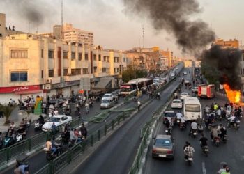 300 aydından İran rejimine: Baskılara son ver