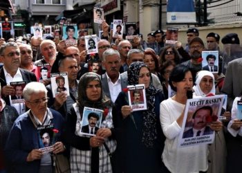 27 yıl önce kurşuna dizilip, yakılan köylüler için adalet istendi