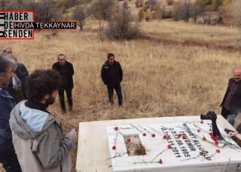 Gazeteci Cem Emir mezarı başında anıldı