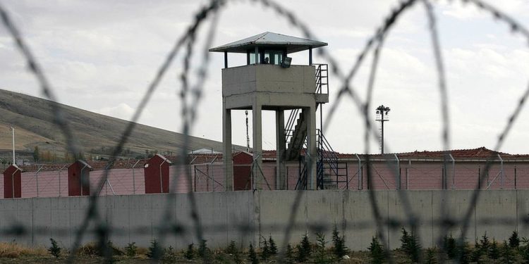 7 haftalık hamile genç kadın 20 gündür hapiste: Soğuktan sancı çekiyor