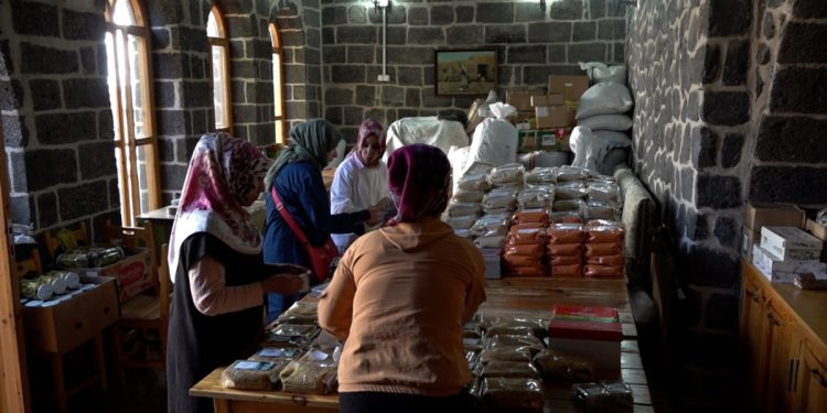 Gazeteciliği Bırakıp Kadın Üreticilerle Ticarete Atıldı