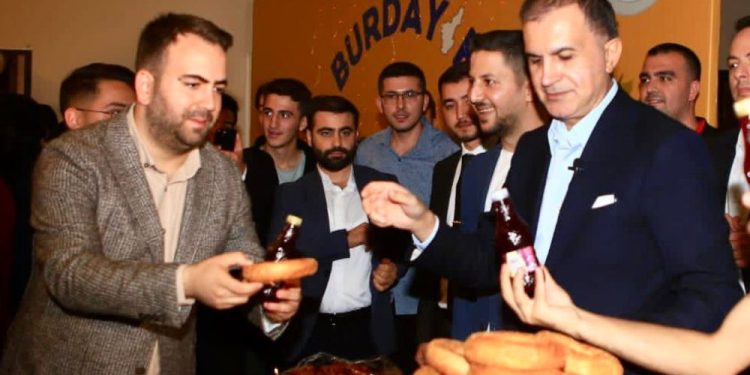 AKP simit dağıtımını sevdi: Erdoğan’dan sonra Çelik