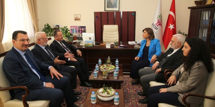 AKP’nin siyasi fırsatçılığı: Kendisi görüşüyor, başkası görüşünce terörist oluyor