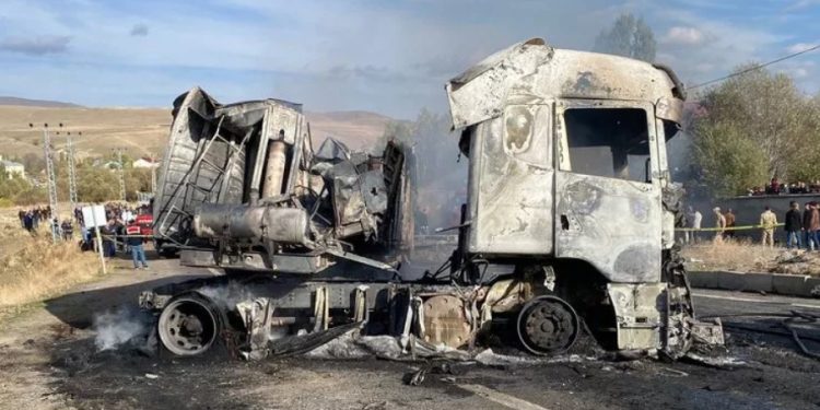 Ağrı’da yolcu otobüsü, tanker ve TIR çarpıştı: 7 ölü, 11 yaralı