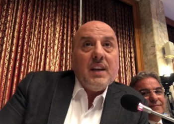 Ahmet Şık'tan Mehmet Muş'a 'Pekcan' sorusu: 'Kendi bakanlığını dolandıran bir hırsız olduğu ortaya çıkmışken...'