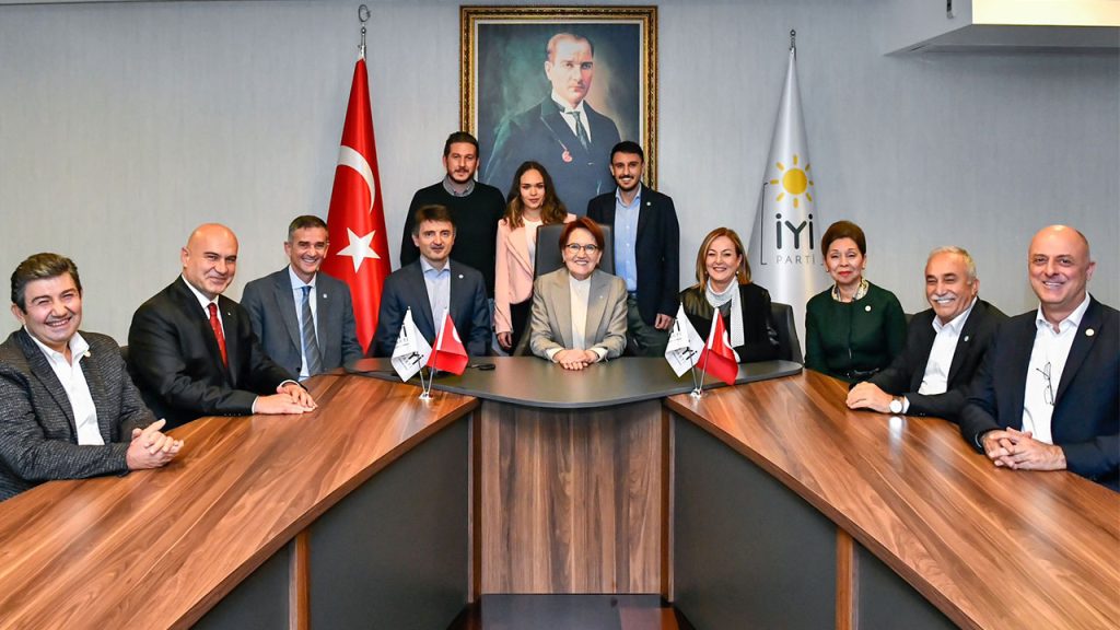 Akşener’den Erdoğan’a fotoğraflı yanıt: Yanımdakilerde liyakat tavan, ya senin yanındakiler nasıl?