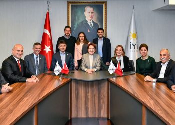 Akşener’den Erdoğan’a fotoğraflı yanıt: Yanımdakilerde liyakat tavan, ya senin yanındakiler nasıl?