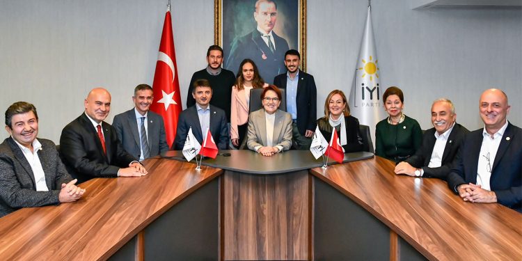 Akşener’den Erdoğan’a fotoğraflı yanıt: Yanımdakilerde liyakat tavan, ya senin yanındakiler nasıl?