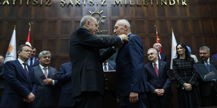 Aman Erdoğan görmesin: CHP'den AKP'ye geçen başkan, profilinden o fotoğrafı kaldırmayı unuttu!