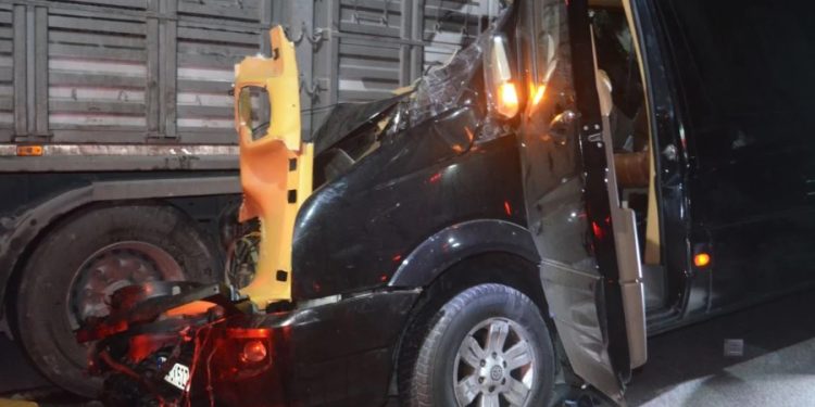 Amasya’da oyuncuları taşıyan minibüs TIR’a çarptı: 3 ölü, 8 yaralı