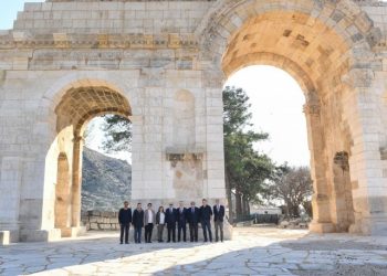 Anavarza Antik Kenti'nde gladyatör mezarları bulundu