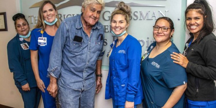 Aracının alev alması sonucu vücudunda yanıklar oluşan komedyen Jay Leno taburcu oldu