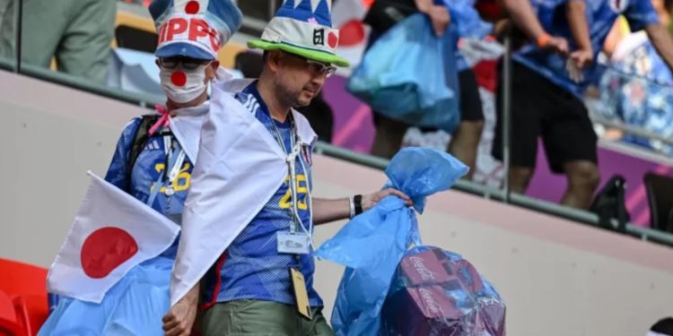 "Ayrıldığı yuvayı pisletmeyen" J﻿apon taraftar ve futbolcular