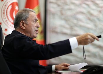 Bakan Akar’dan İYİ Partili Aytun Çıray’a: “Nah alırsın böyle oy”