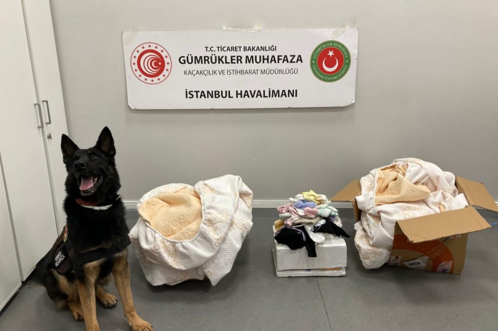 Bebek kıyafetlerine emdirilmiş 15 kilo metamfetamin yakalandı