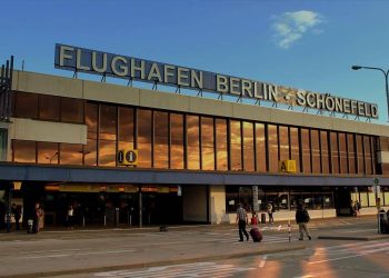 Berlin Havalimanında, çevrecilerin eylemi nedeniyle bir süre uçuşlar durdu