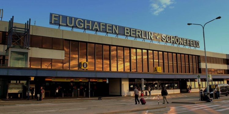 Berlin Havalimanında, çevrecilerin eylemi nedeniyle bir süre uçuşlar durdu