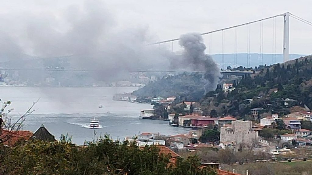 Beykoz'da yangın: Tarihi yalı tehlike altında