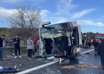 Bolu’da yolcu otobüsü devrildi; 3 ölü, 32 yaralı