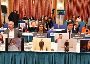 Bozdağ hasta tutukluların fotoğraflarıyla karşılandı