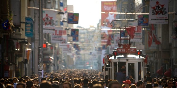 Gençler Demokrasi ve İnsan Haklarından Memnun Değil