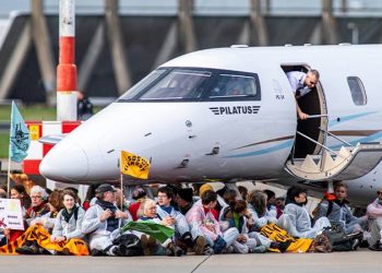 Çevre aktivistleri Schiphol Havalimanı'nda: Özel jetlerin kalkışına engel oldular