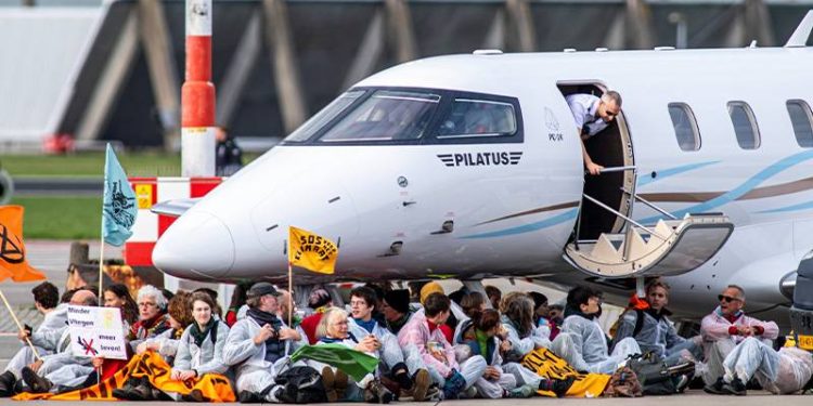Çevre aktivistleri Schiphol Havalimanı'nda: Özel jetlerin kalkışına engel oldular