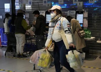 Çin’de yeniden kapanma paniği: Halk market raflarını boşalttı, Doğu Türkistan’da karantinada yangın faciası