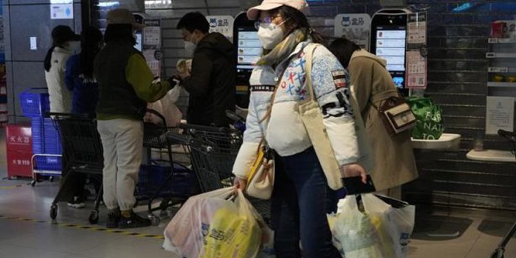 Çin’de yeniden kapanma paniği: Halk market raflarını boşalttı, Doğu Türkistan’da karantinada yangın faciası