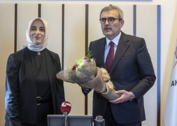 Cumhuriyeti hedef alan Mahir Ünal görevini Özlem Zengin'e devretti