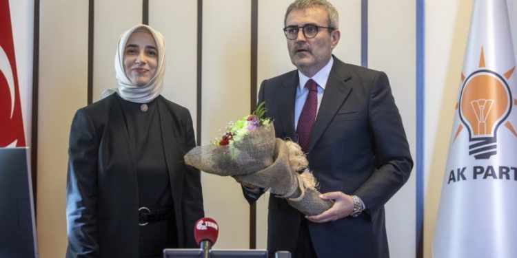 Cumhuriyeti hedef alan Mahir Ünal görevini Özlem Zengin'e devretti