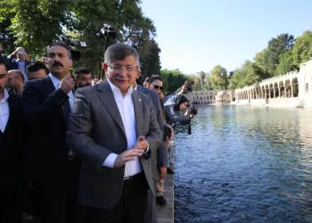 Davutoğlu programa çıkmadan üç TV kanalının yayını kesildi