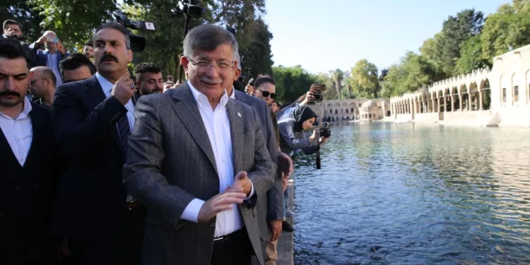 Davutoğlu programa çıkmadan üç TV kanalının yayını kesildi