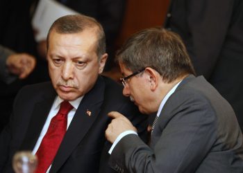 Davutoğlu’ndan Erdoğan’a: Başörtüsü gollük bir pas değildir