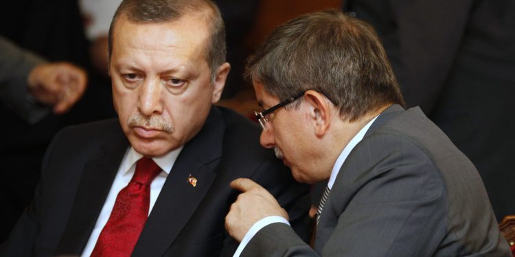 Davutoğlu’ndan Erdoğan’a: Başörtüsü gollük bir pas değildir