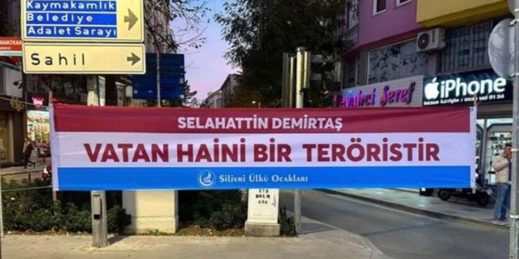 Demirtaş’ı hedef gösteren pankartlar için suç duyurusu