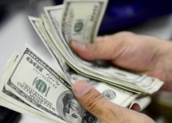 Dolar, Fed'in faiz kararı öncesi karışık seyir sürüyor