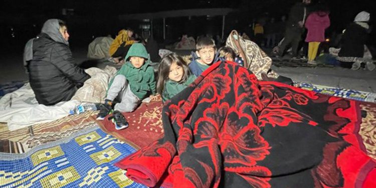 Düzce’de vatandaşlar geceyi sokakta geçirdi: 1 ölü, 35 yaralı