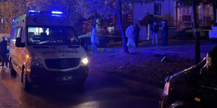 Emekli polis eşini öldürdü