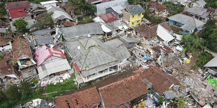 Endonezya’daki depremde can kaybı 321'e yükseldi