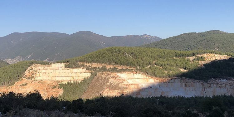 Ertuğrul Günay fotoğraflarıyla paylaştı; taş ocakları, ormanları talan ediyor