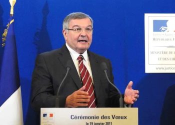 Eski Fransız Bakan kamu fonlarını zimmetine geçirmekle suçlanıyor; eşine, kızına ve hayali asistanına sahte işler vermiş!