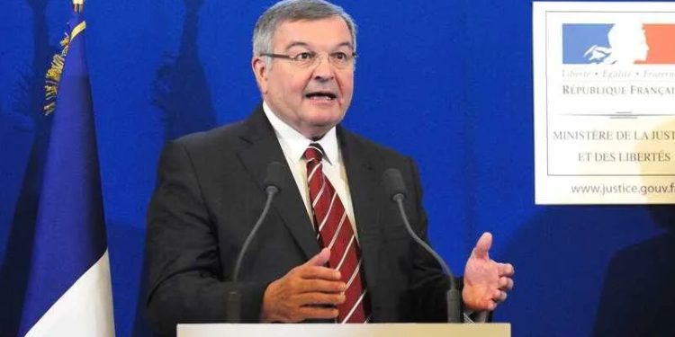 Eski Fransız Bakan kamu fonlarını zimmetine geçirmekle suçlanıyor; eşine, kızına ve hayali asistanına sahte işler vermiş!