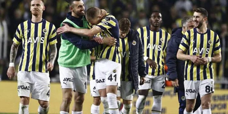 Fenerbahçe-Sivasspor galibiyetinin ardından Serdar Aziz'den dikkat çeken hareket