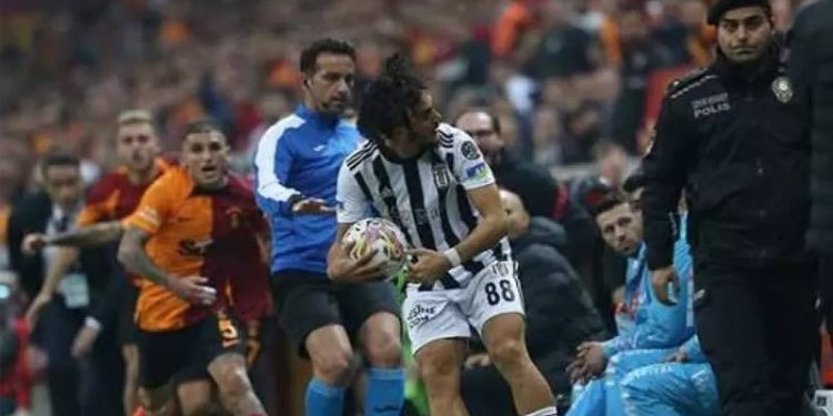 Galatasaray-Beşiktaş maçının top toplayıcısı oyundan atılmış