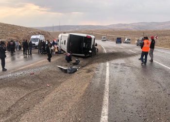 Göçmenleri taşıyan otobüs devrildi: 2 ölü, 30 yaralı