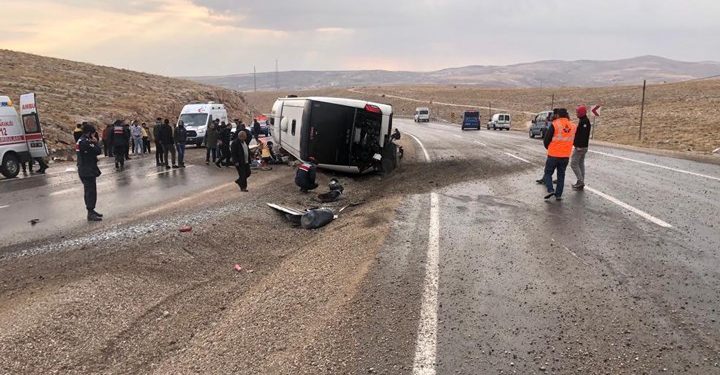Göçmenleri taşıyan otobüs devrildi: 2 ölü, 30 yaralı