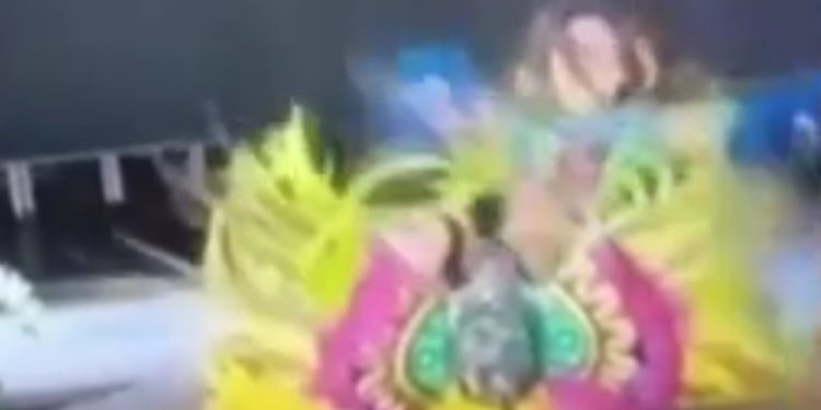 Güzellik yarışmasında elektrik çarpan yarışmacı yere yığıldı!